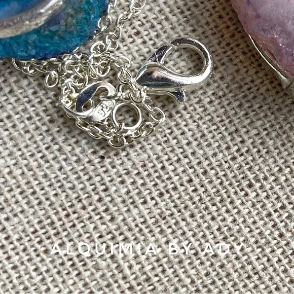 Raw Aura Quartz medallion on sterling silver necklace - Picture 3 of 3